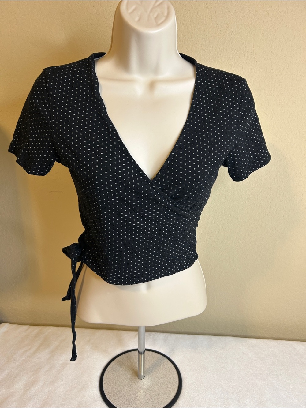 Brandy Melville Polka Dot Wrap Top
Fits arm to arm 30”